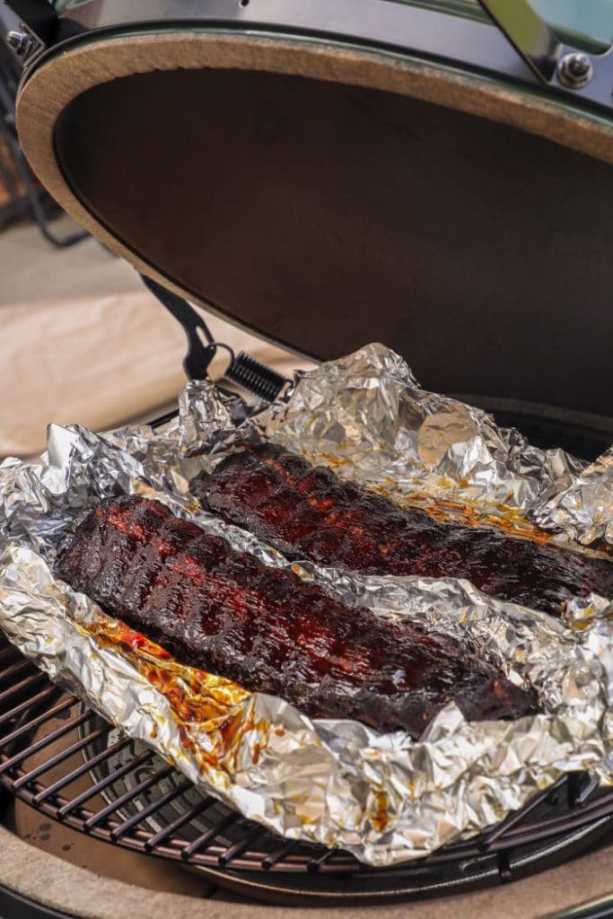 hot and fast ribs on the big green egg on indirect heat