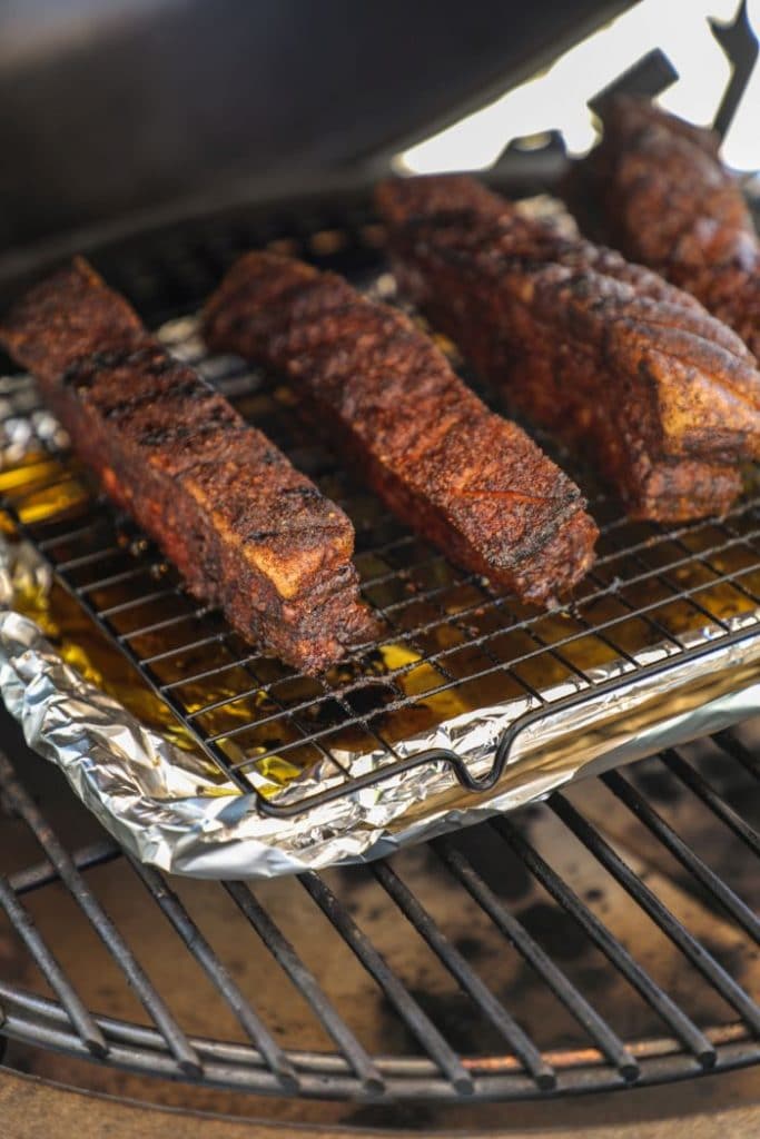 Hot and fast smoked pork belly on the grill.